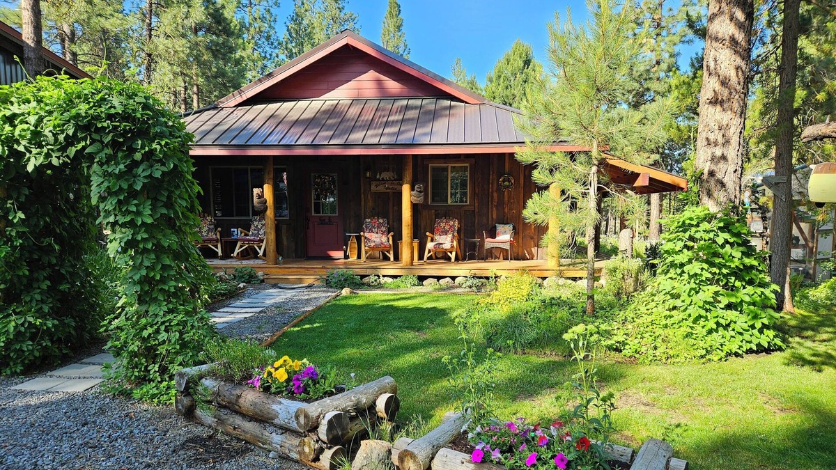 La Pine Cabin | Pinecone Cabin, Couples, hot tub, pet friendly, fenced, trails, private!