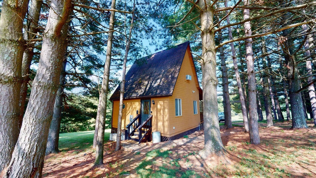 Logan Cabin | Pinecone Cabin in Hocking Hills, Logan, OH