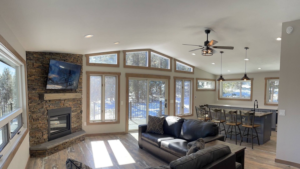 Pine Cabin | Pinecone Lodge minutes from legendary Red Rocks and Wedding venues