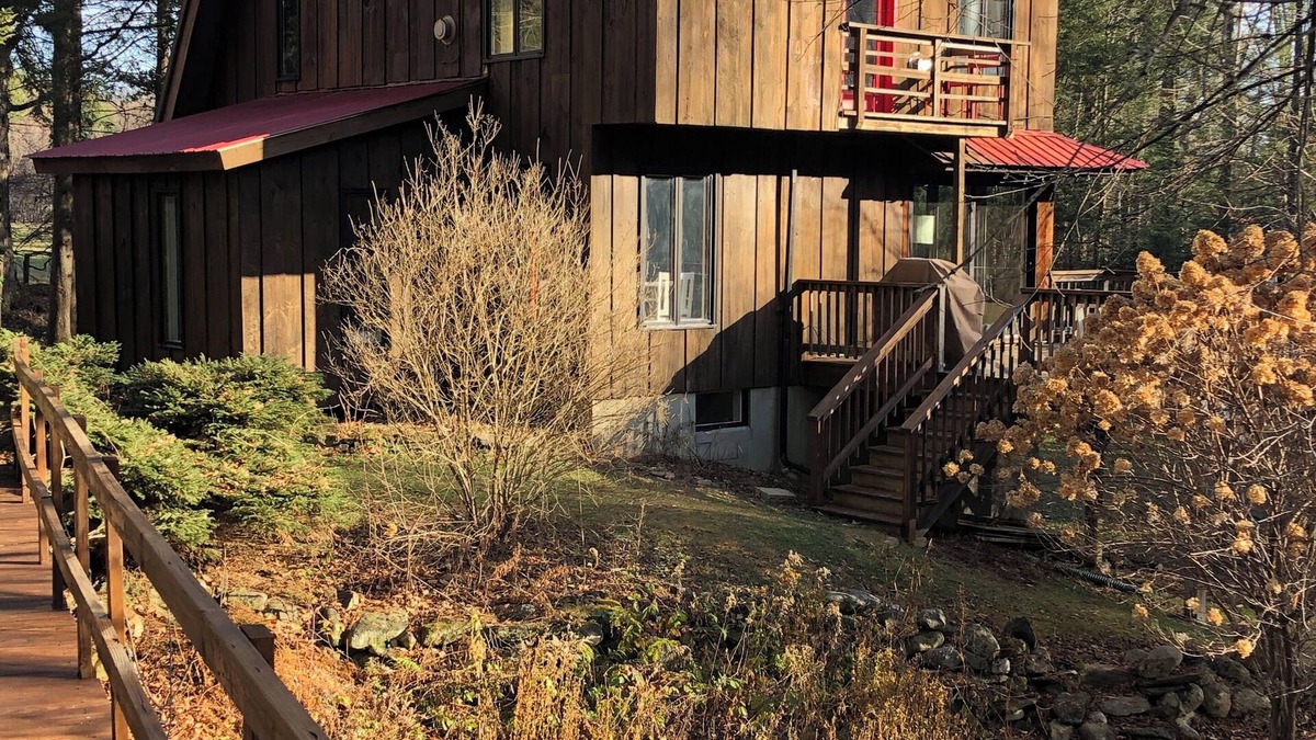 Williamsville House | Pinecone Pond, nestled in Southern Vermont with its own pond and babbling brook