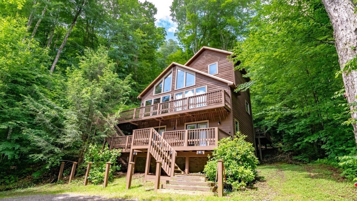 Davis House | Pinecone Ridge - 441 Northpoint WaynnCinnamon Fern Chalet - Pet Friendly, Hot Tub, Short Drive to Two Ski Areas & Two State Parks