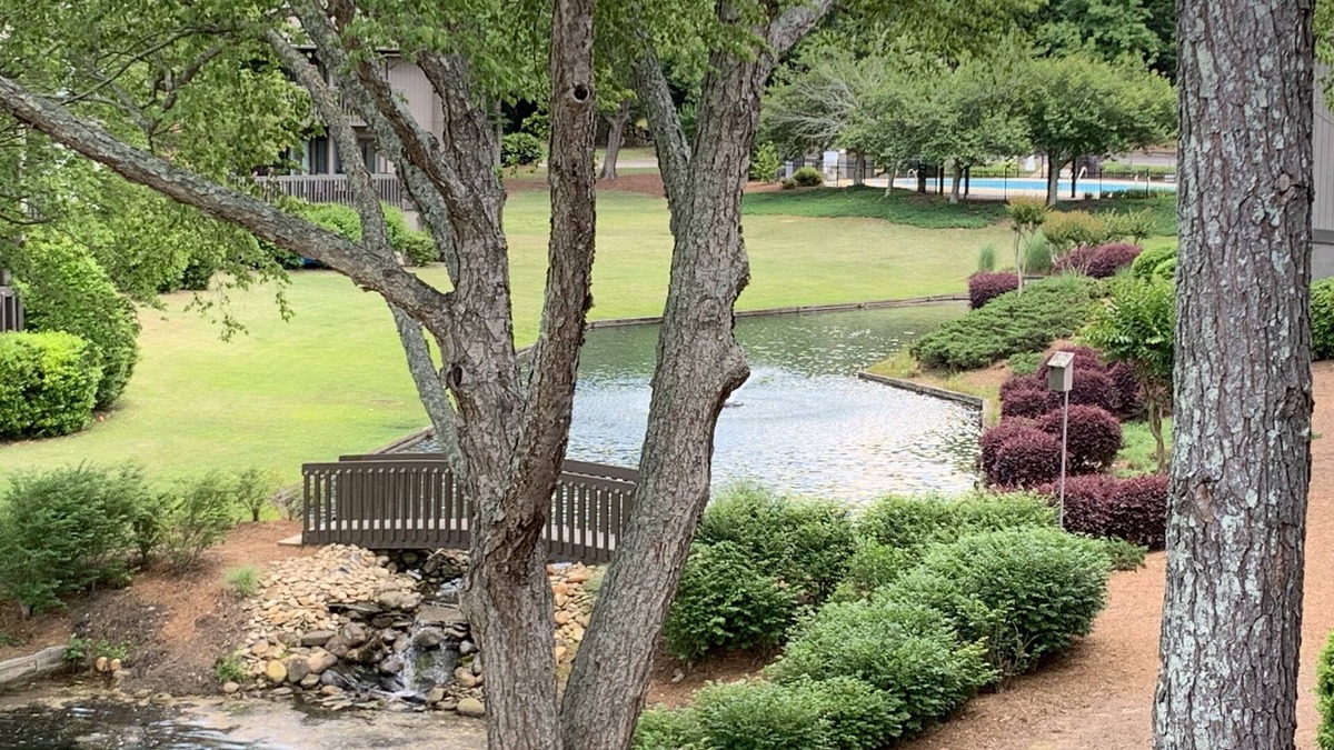 Pinehurst Condo | Pinehurst 2BR 2B Condo on lake, seasonal pool, just 1.5 mi to Pinehurst Resort