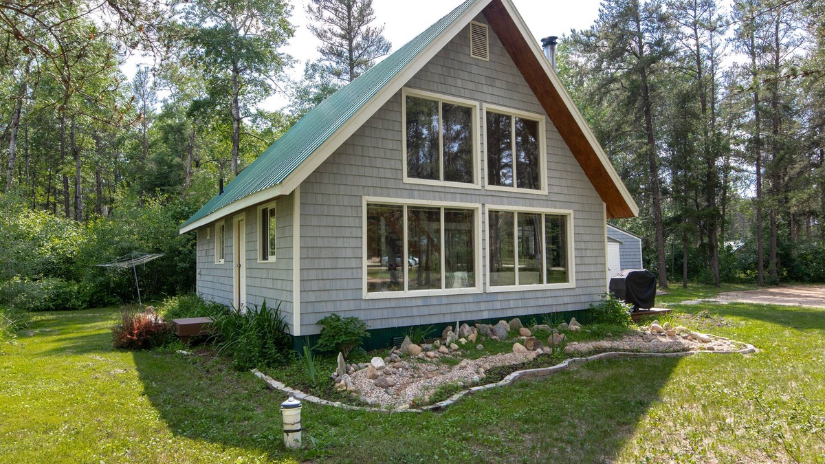 Manitoba Cabin | Pineridge Point Cabin - Unwind in the hot tub or get Cozy Next to the Woodstove