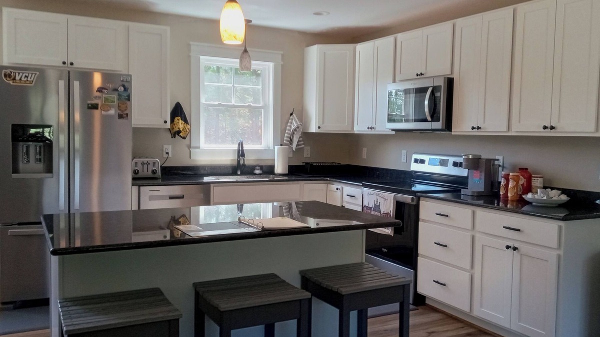 Cumberland Cottage | Pines Axial - Charming 2-bedroom cottage in serene Cumberland with WiFi, AC