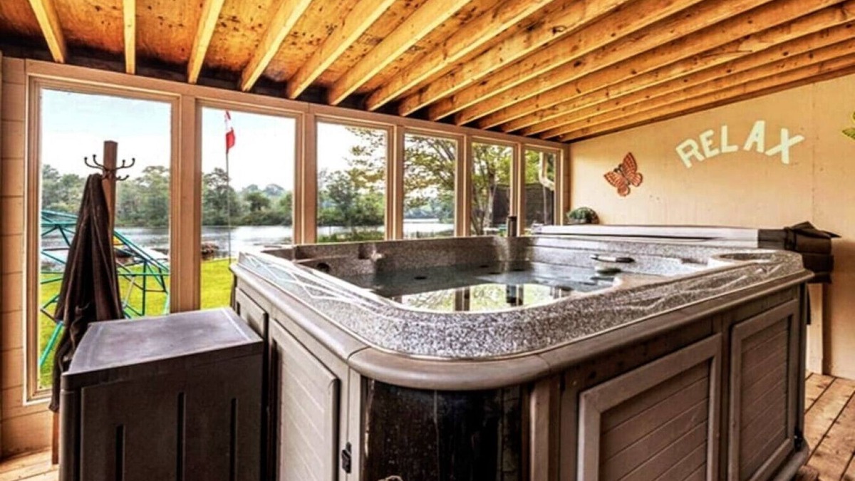 Norland Cottage | Pines Bay Waterfront cottage with Hot tub!