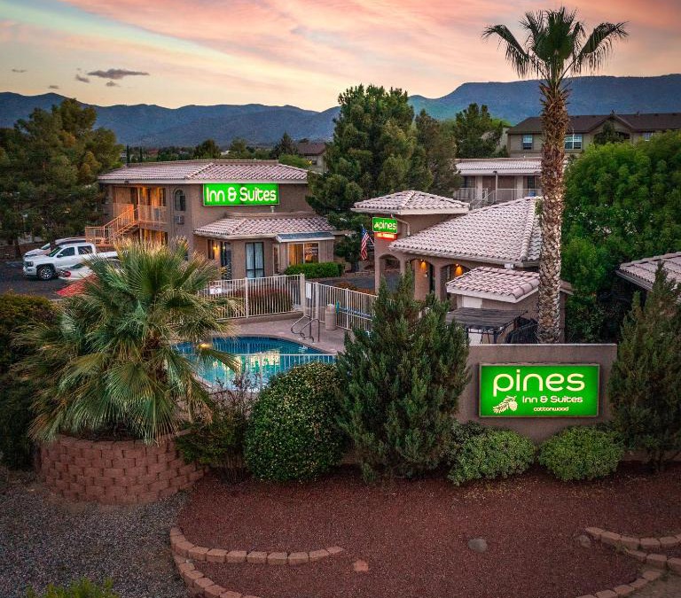 Cottonwood Hotel | Pines Inn & Suites