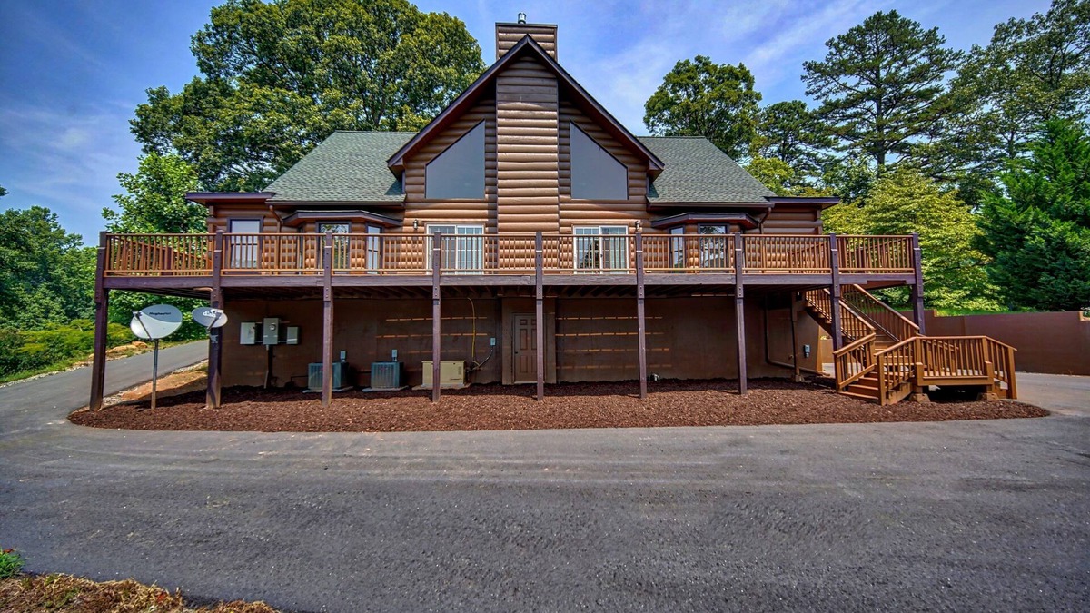 Hayesville Cabin | Pines Lodge - with a private pond & lake Views