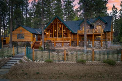 Big Bear Lake House | Pinetree Place by AvantStay Group Cabin w Hot Tub Minutes to the Lake