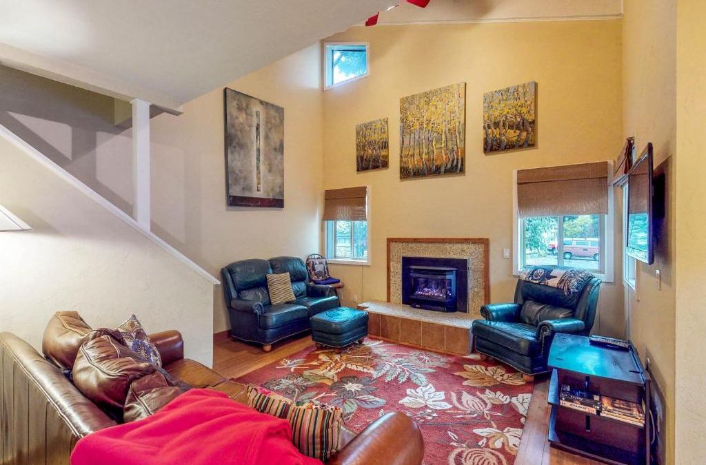 Ketchum Apartment | Pinewood Getaway