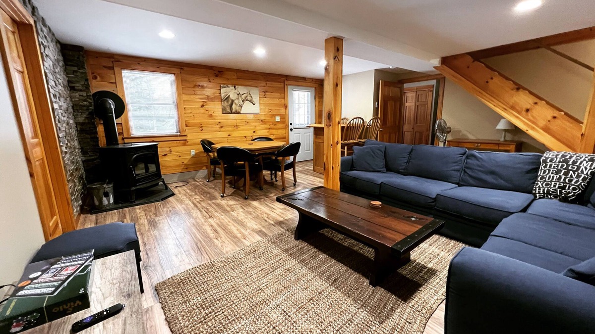 Mount Sunapee Cabin | Pinewood Lodge | Cozy Pet-Friendly Log Cabin 5 min to Mt Sunapee