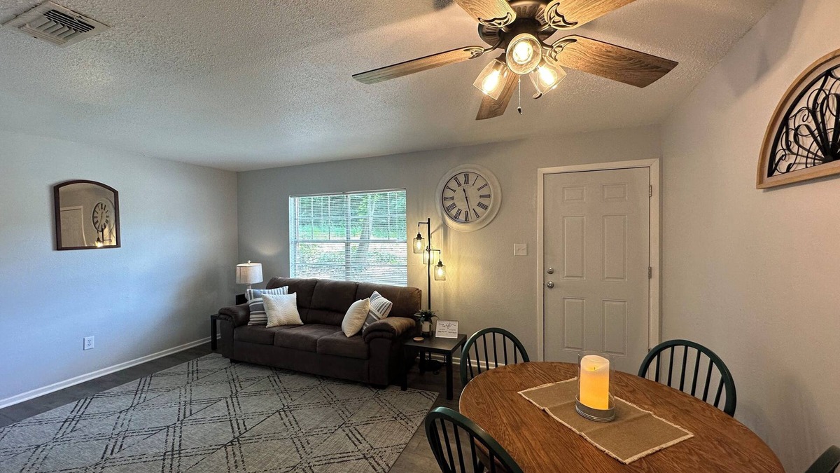 Texarkana House | Piney Woods 10 - King Bed