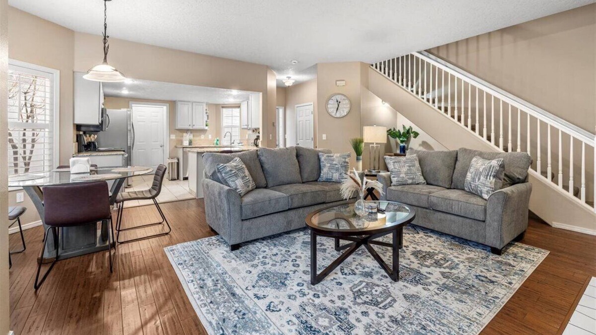 West Bench House | Ping Pong-1600ft²-Backyard-King-Parking-600Mbps