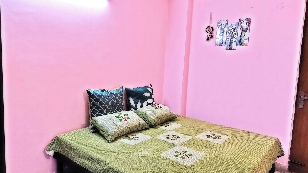 Sainik Farm Apartment | Pink Bliss: Cozy Retreat in Saket