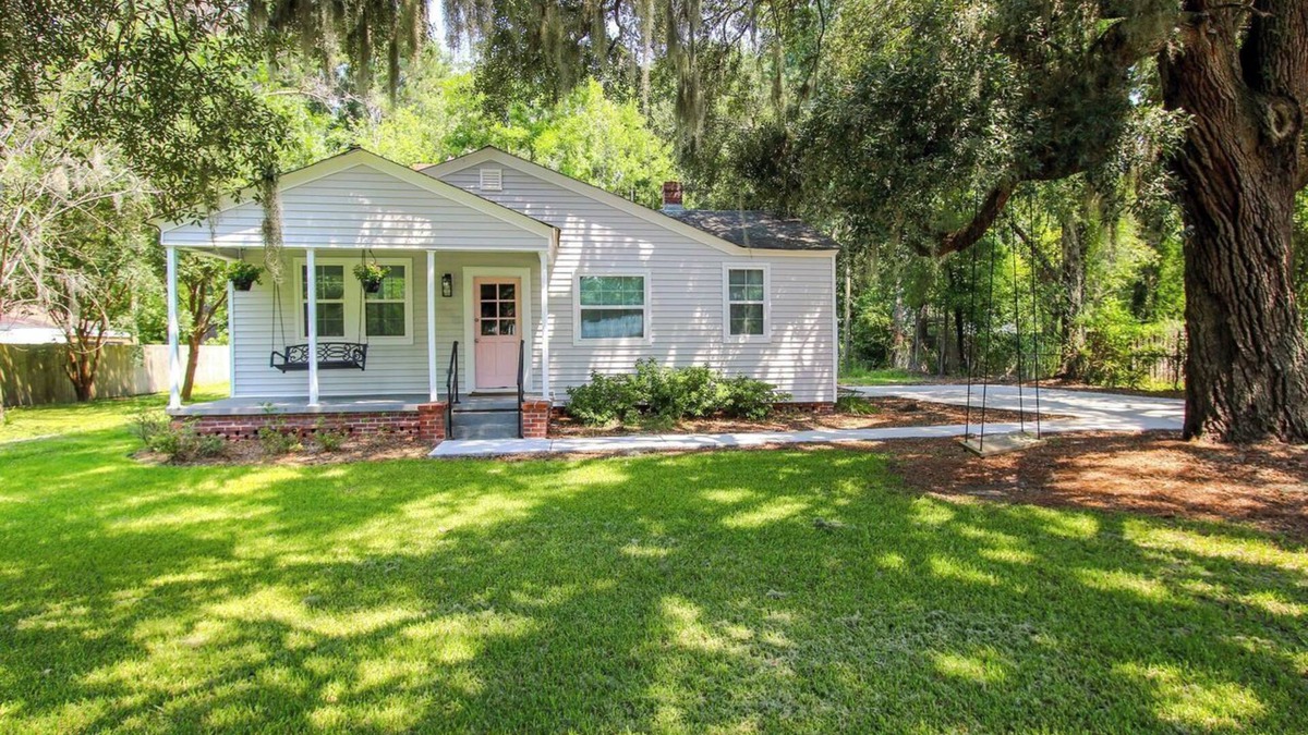 Richmond Hill House | Pink Door Cottage is a storybook cottage close to everything!n