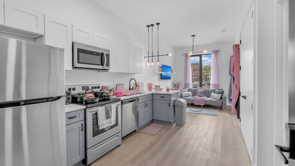 Elizabeth Apartment | Pink Heaven Cozy Studio Apt. Near NYC/EWR with an Indoor Pool & Free Parking