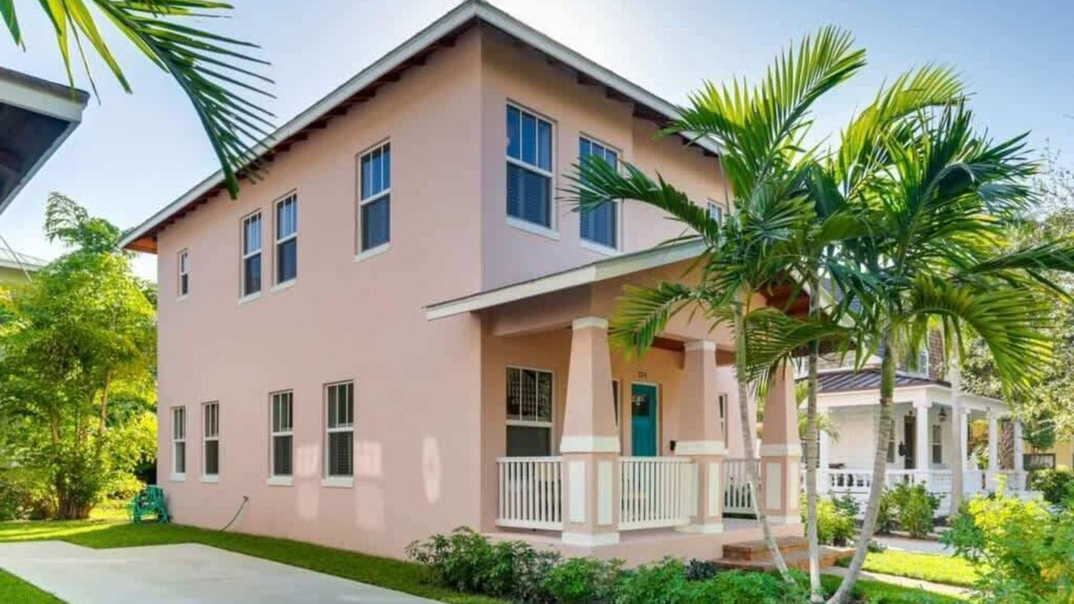 Grandview Heights House | Pink House - Bask in Style Steps from the Convention Center