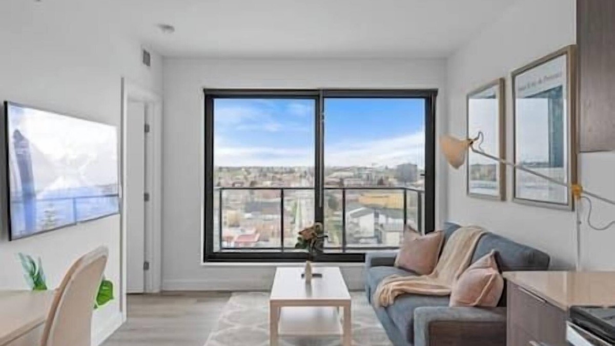 Crescent Heights Apartment | "Pink Lemon" 2BR |Mins to Saddledome|Rooftop Patio
