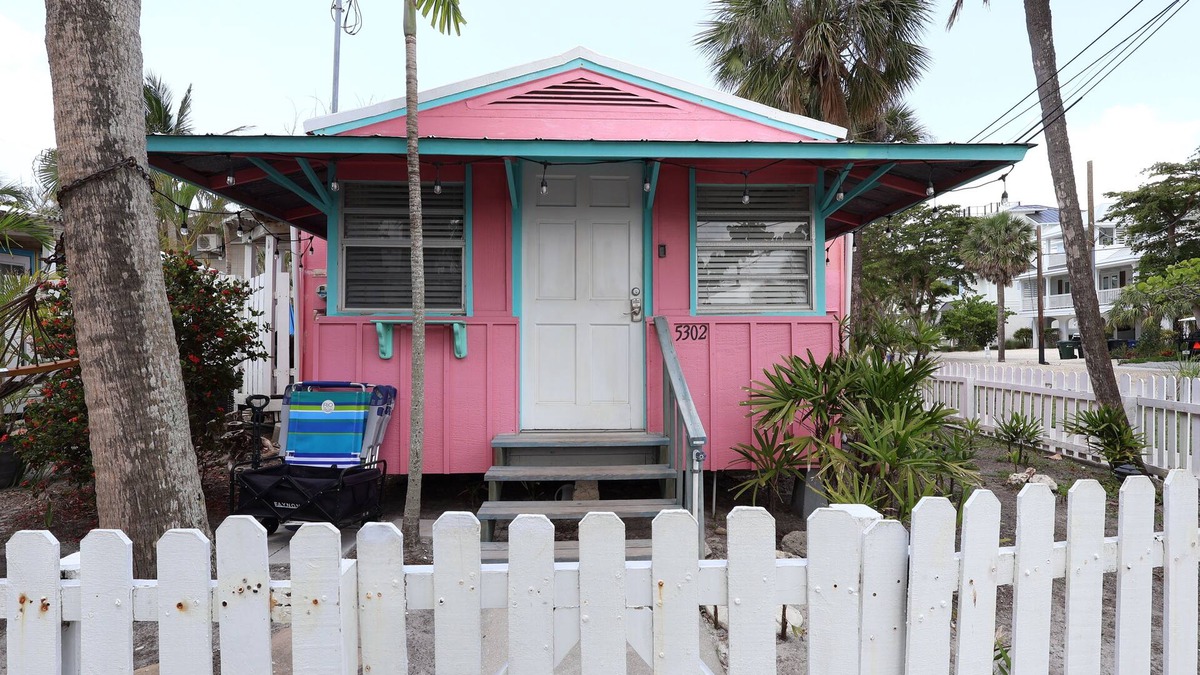Siesta Key Village Cottage | Pink Mango Cottage steps from the beach