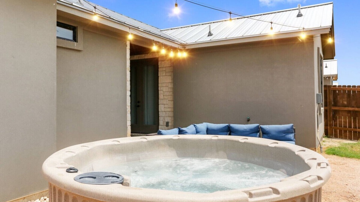 Fredericksburg House | Pink Paradise~Hot Tub~Games~EV~Hill Country Escape