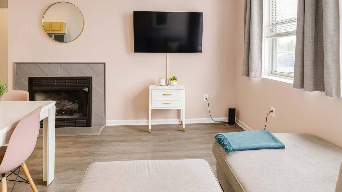 Downtown Cleveland Apartment | Pink playhouse sq near Progressive field & CSU