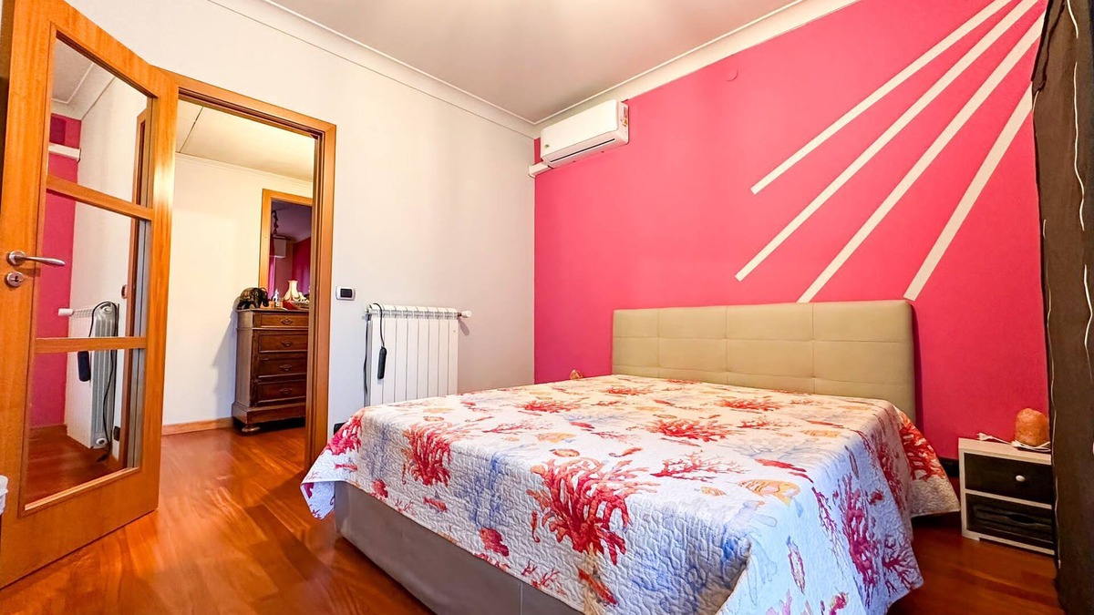 Rivoltella House | PINK ROOM IN GARDEN VIEW APARTMENT