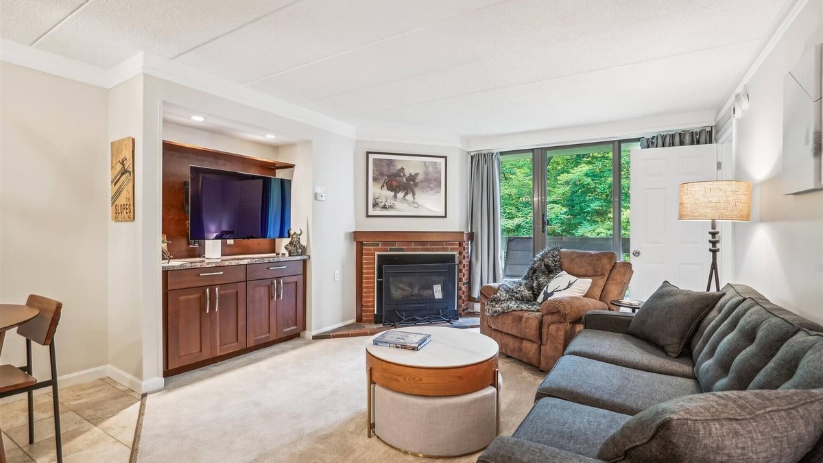 Killington Condo | Pinnacle B10 lovely 2 bedroom, 2 bath with shuttle to the slopes 7 days a week. The outdoor pool, hot tub, and, tennis courts are open during summer only.