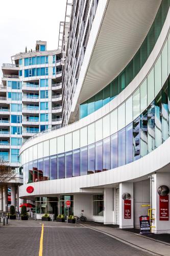 Lower Lonsdale Hotel | Pinnacle Hotel at the Pier