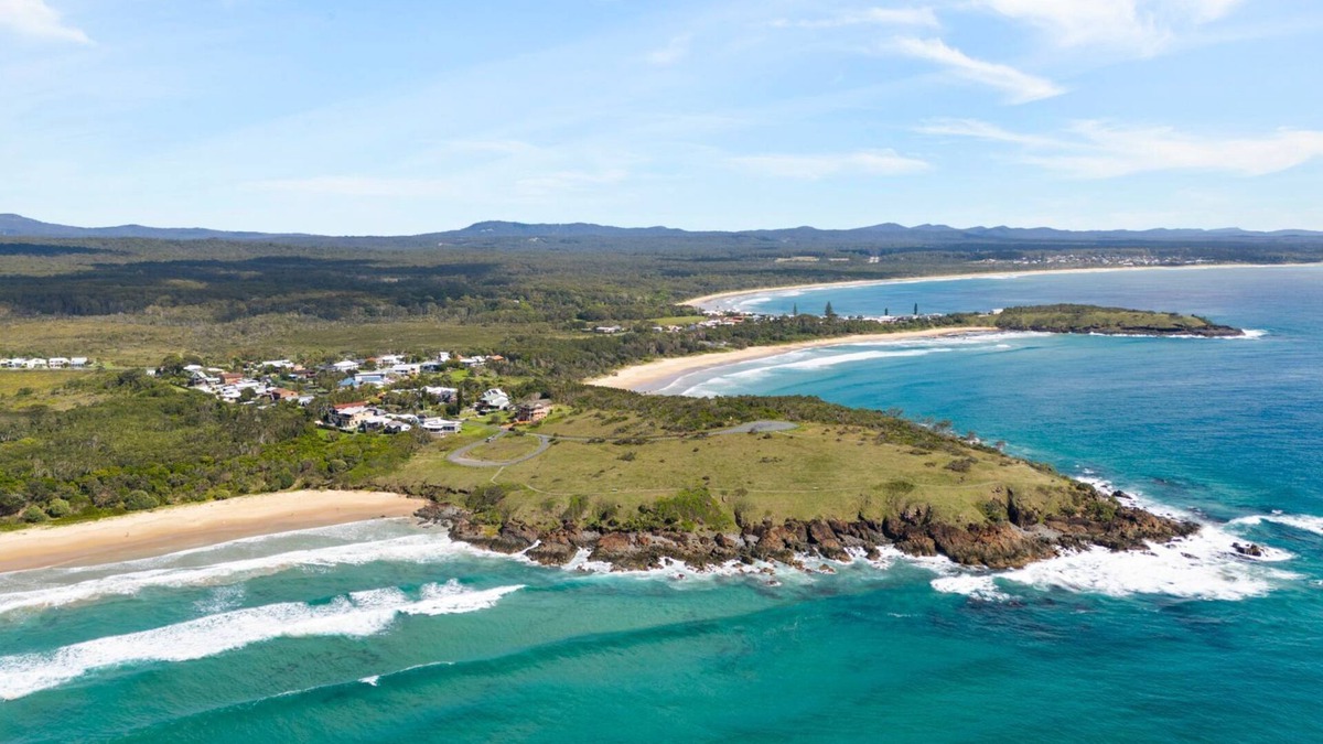 Arrawarra Headland House | Pipe Dreams offers an idyllic retreat, nestled just steps from the stunning Ocean View Beach.