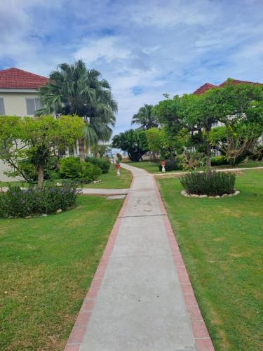 Runaway Bay Apartment | PIPERS COVE RESORTS jjc