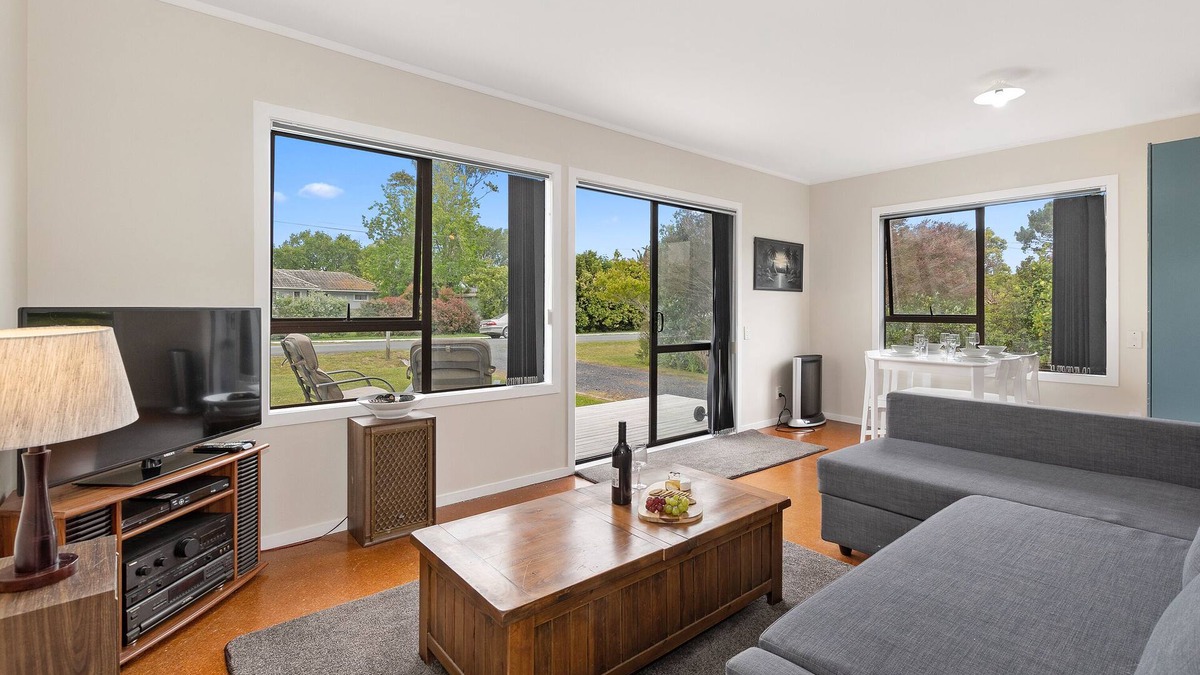 Mangawhai Cottage | Pipi Cabin - Mangawhai Village Bach