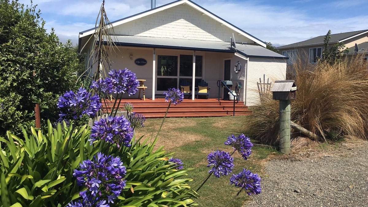 Riverton House | Pipi Point (Beach cottage, 50 metres from shore)