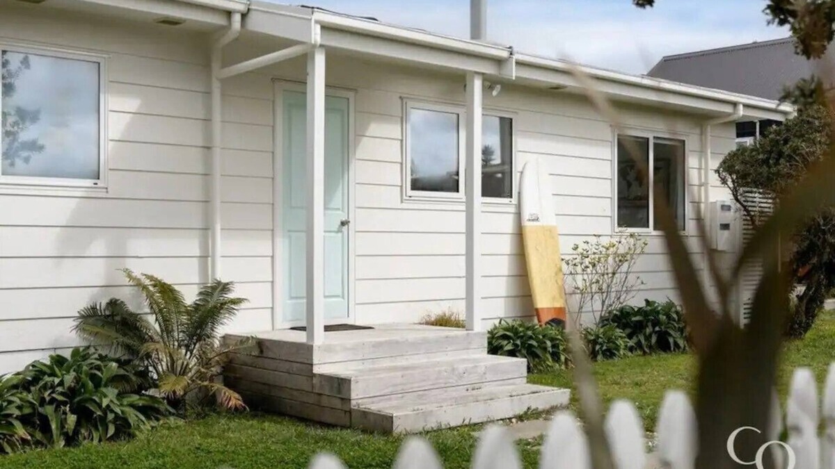 Papamoa Beach House | Pipis' Beach House, Papamoa beach, 5 minute walk to the sea. Pet friendly.