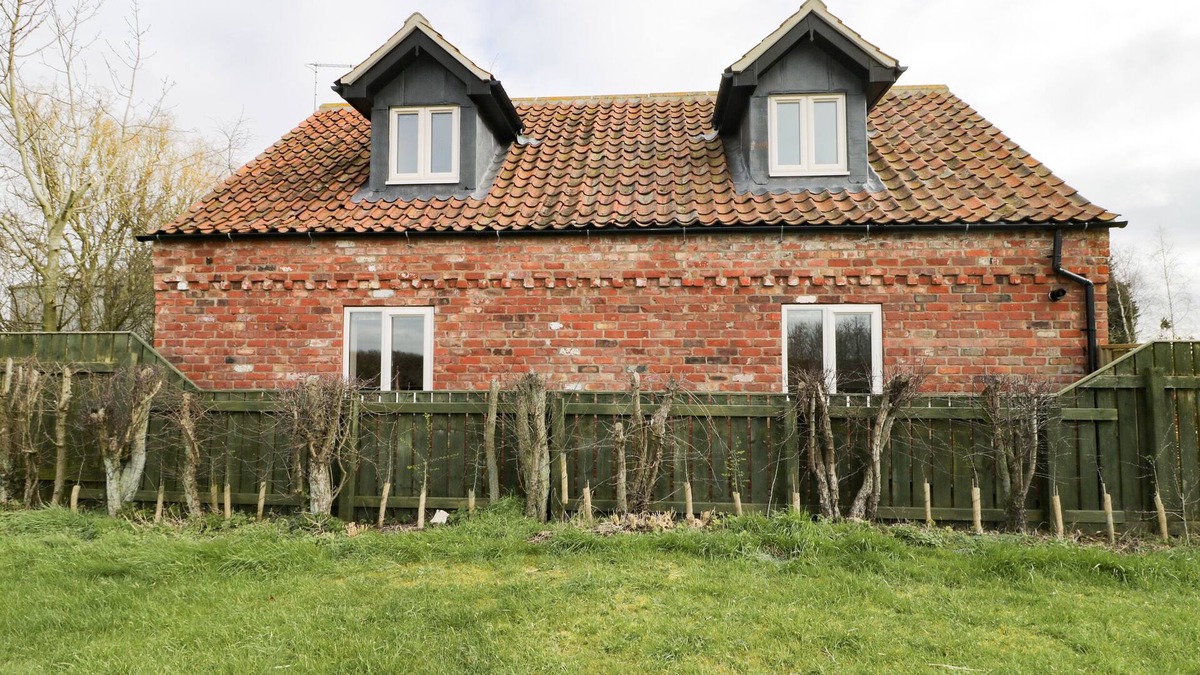 Leven Cottage | PIPISTRELLE COTTAGE, pet friendly in Brandesburton