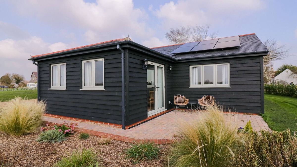 Saint Osyth House | PIPPIN COTTAGE, romantic, with a garden in St. Osyth
