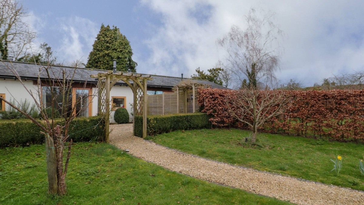 New Forest District Cottage | PIPPIN, pet friendly, with open fire in Fordingbridge