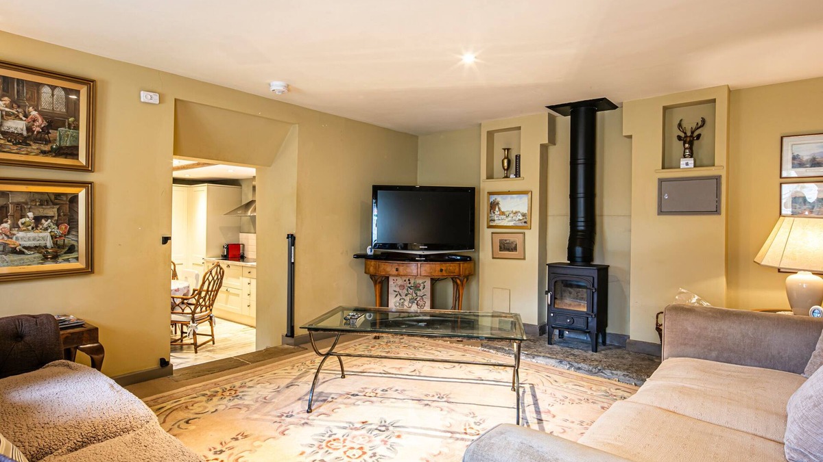Bakewell Cottage | PIPPINWELL, pet friendly, character holiday cottage in Bakewell