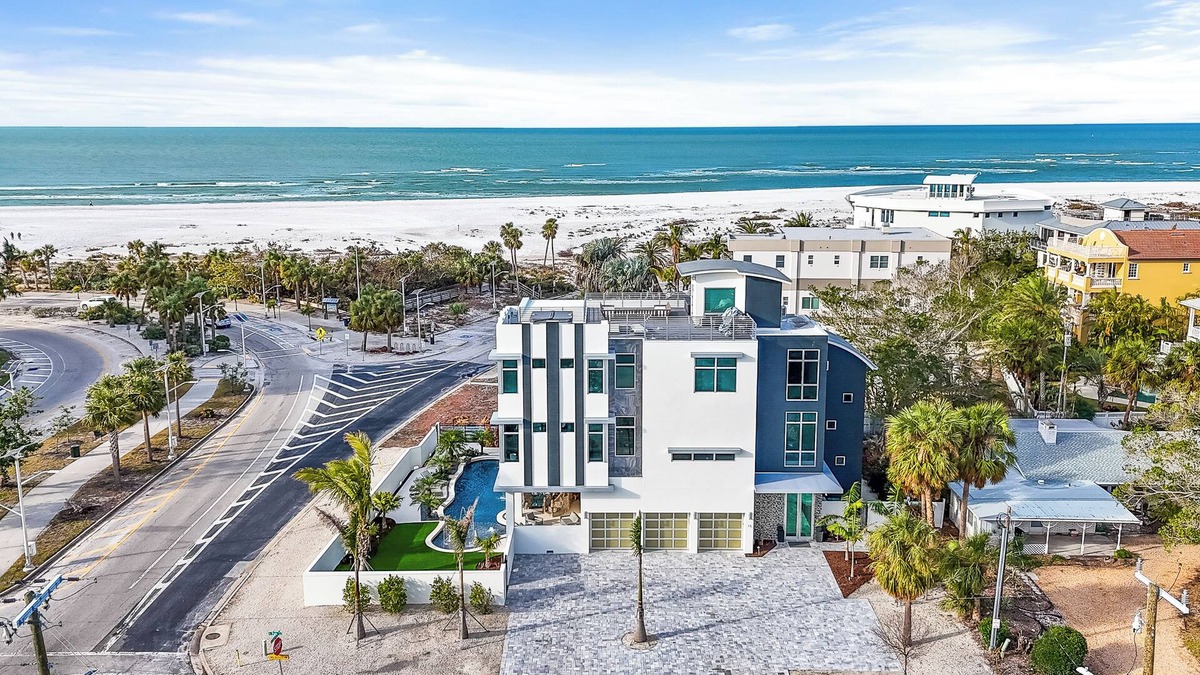 Sarasota House | Pirate House: Gulf Front, Pool, #1 Location Lido Key, St. Armands One Block.