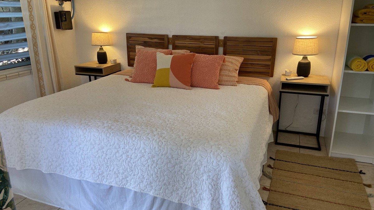 Contant Farms Apartment | Pirate's Cove STJ 🏴☠️15 minute walk to town and newly remodeled king 1 bdrm, AC🏝