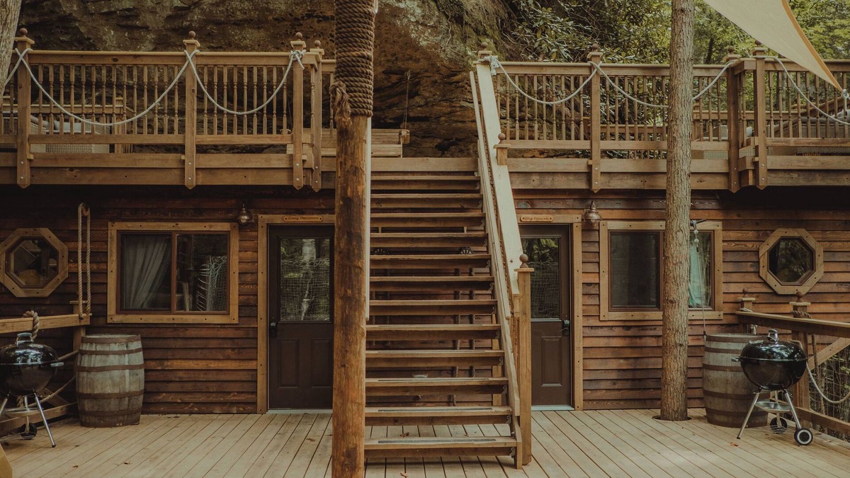 Rogers Hotel | Pirate Ship Cliff House | 4 Bed, 2 Bath