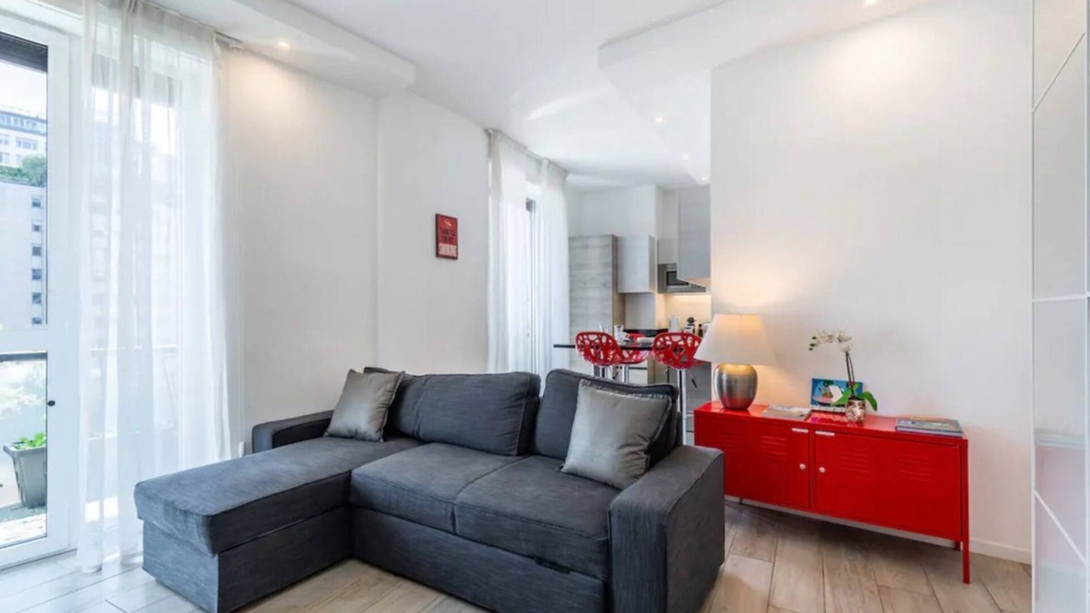 Centro Direzionale Apartment | Pirelli House it's a apartment on the 7th floor in super well-served area.