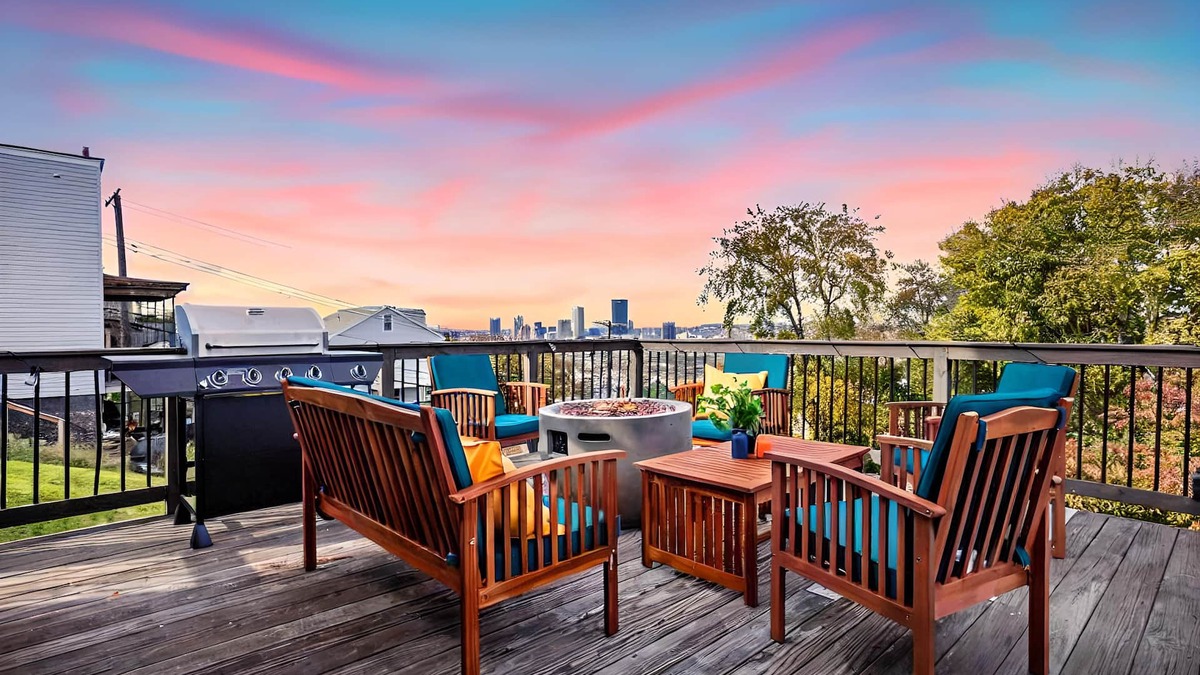 South Side Slopes House | Pittsburgh Pad 4BR - Double balconies with SKYLINE VIEWS, Parking, GAME ROOM!