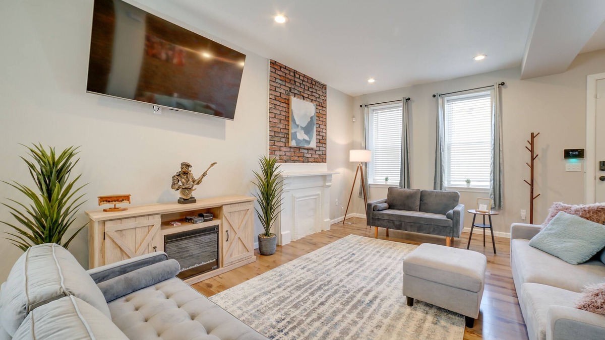 Oakland House | Pittsburgh Townhome: 1 Mi to Downtown