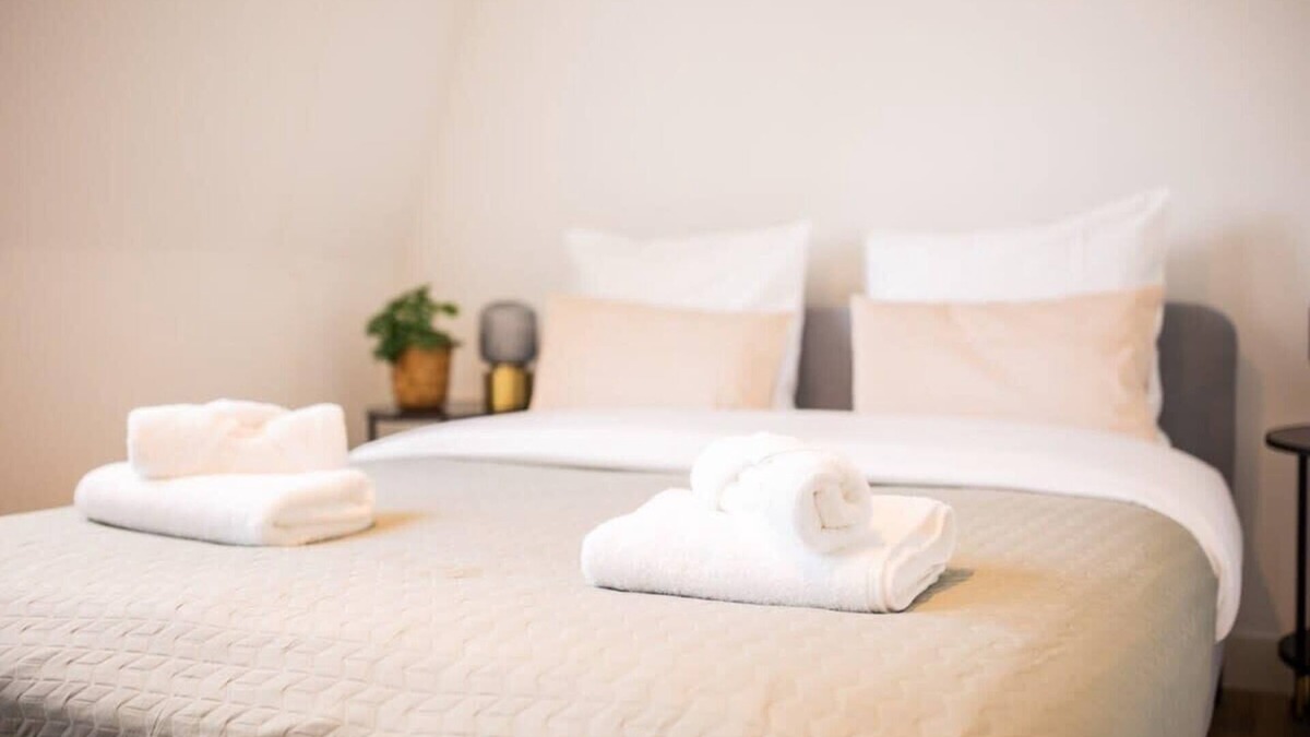 De Bilt Apartment | Pivotal 1 Bed Serviced Apartment 64m2 -ESS38P-