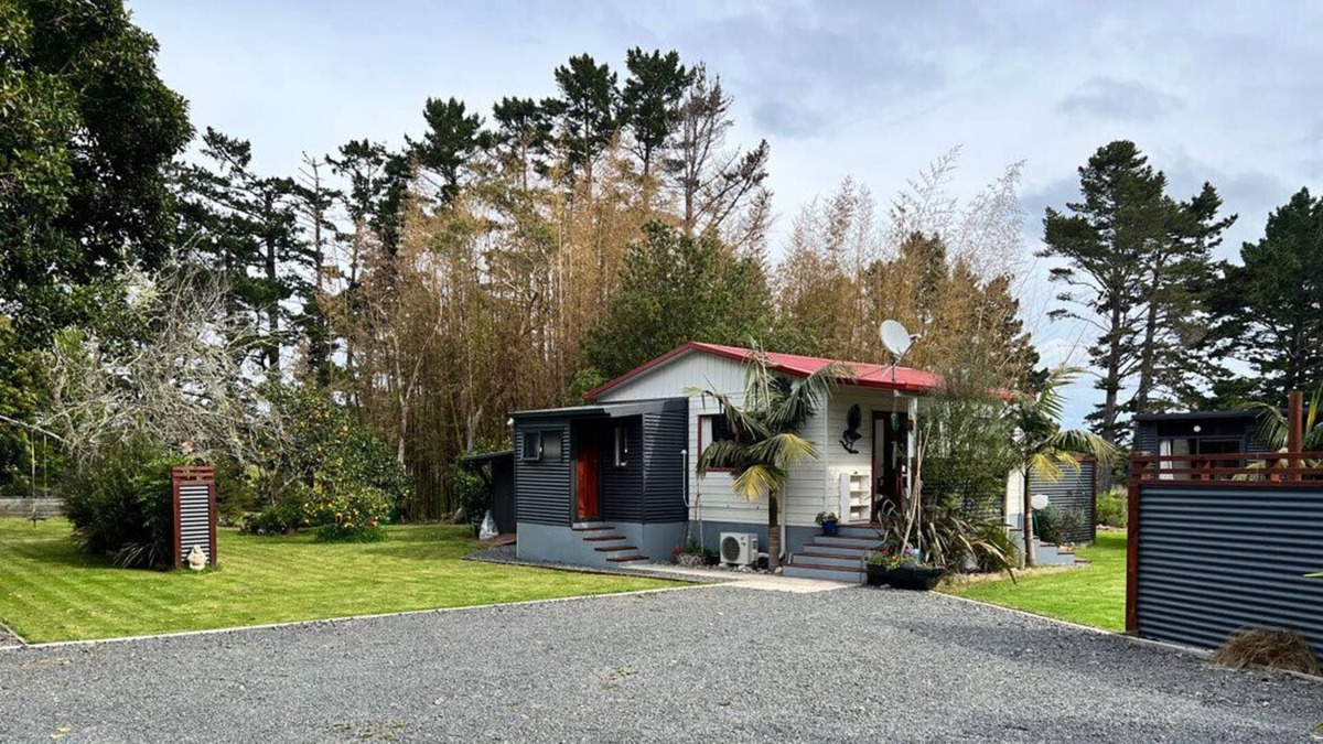 Coromandel Cottage | Piwakawaka Cottage - Creekside accommodation
