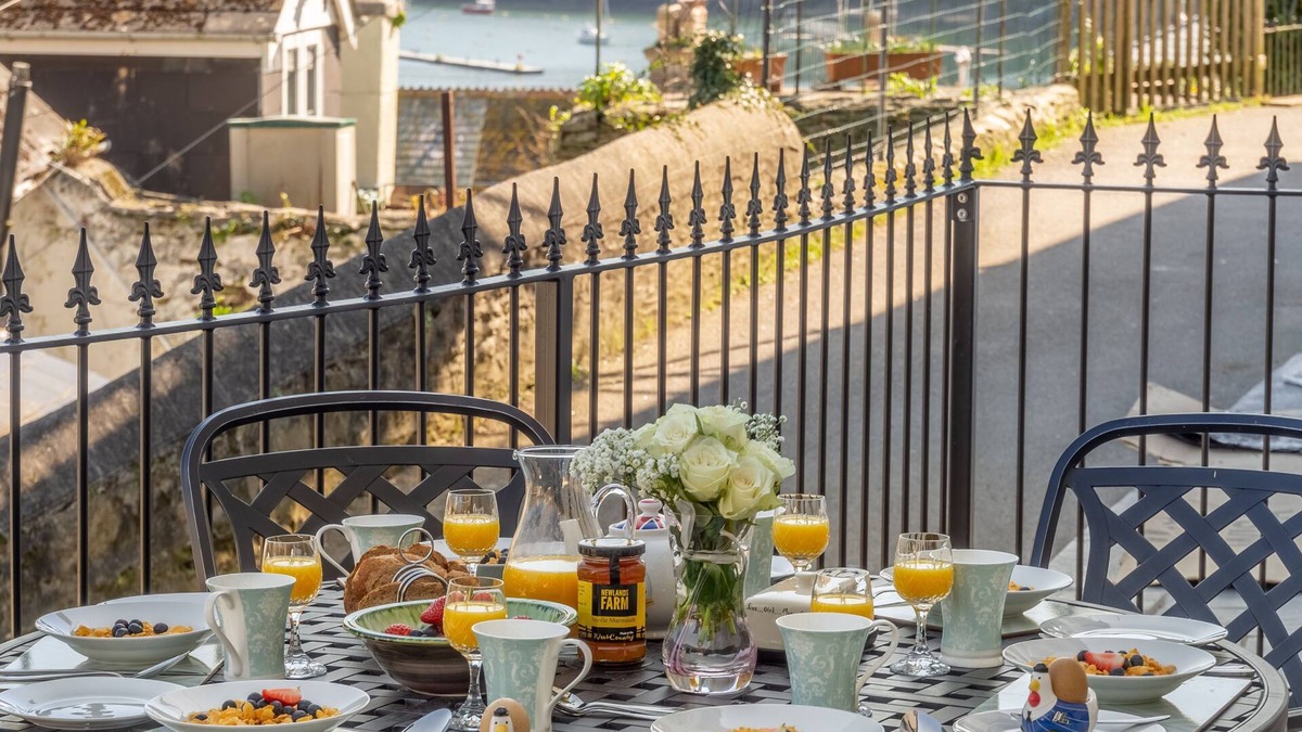 Fowey House | Place View is a delightful and traditional Cornish terraced cottage.