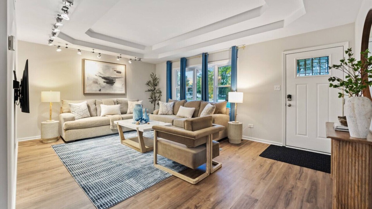 Fox Valley House | Plainfield Hidden Gem 2 King Beds