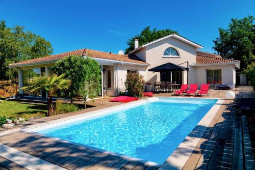 Le Porge House | Plaisant villa with pool, close to the beach