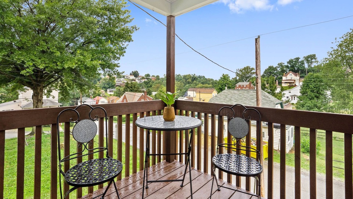 West Mifflin House | Plan your next thrilling city break minutes to kennywod park and sandcastle.