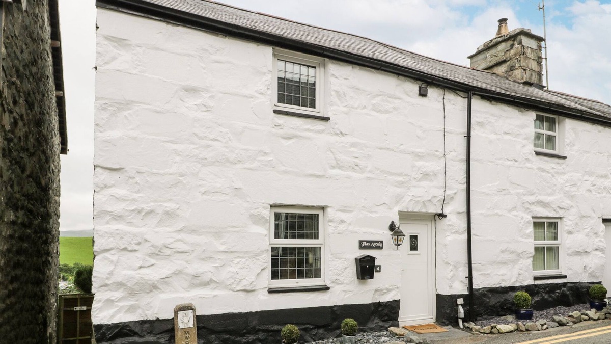 Trawsfynydd Cottage | PLAS ARENIG, with open fire in Trawsfynydd