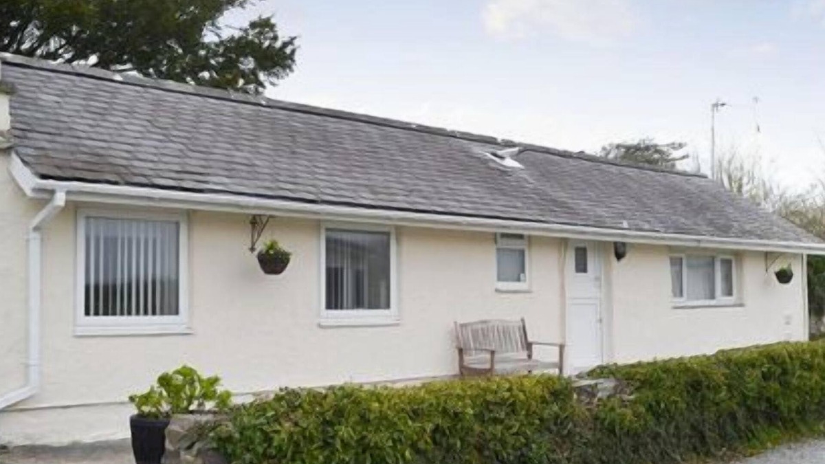 Llanfaelog Cottage | PLAS COTTAGE, pet friendly, with a garden in Llanfaelog